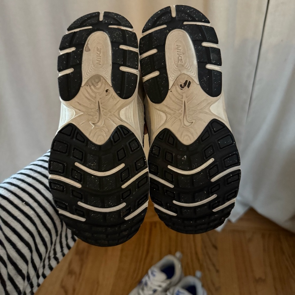 Nike Bundle (3 Pairs) – Size 1Y + 1.5Y | V2K Run | Vomero 5 - Picture 9 of 15